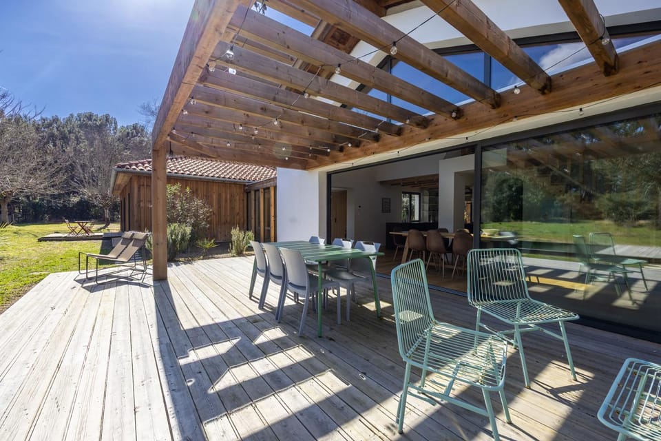 Patio, Garden, Seating area, Dining area, Garden view