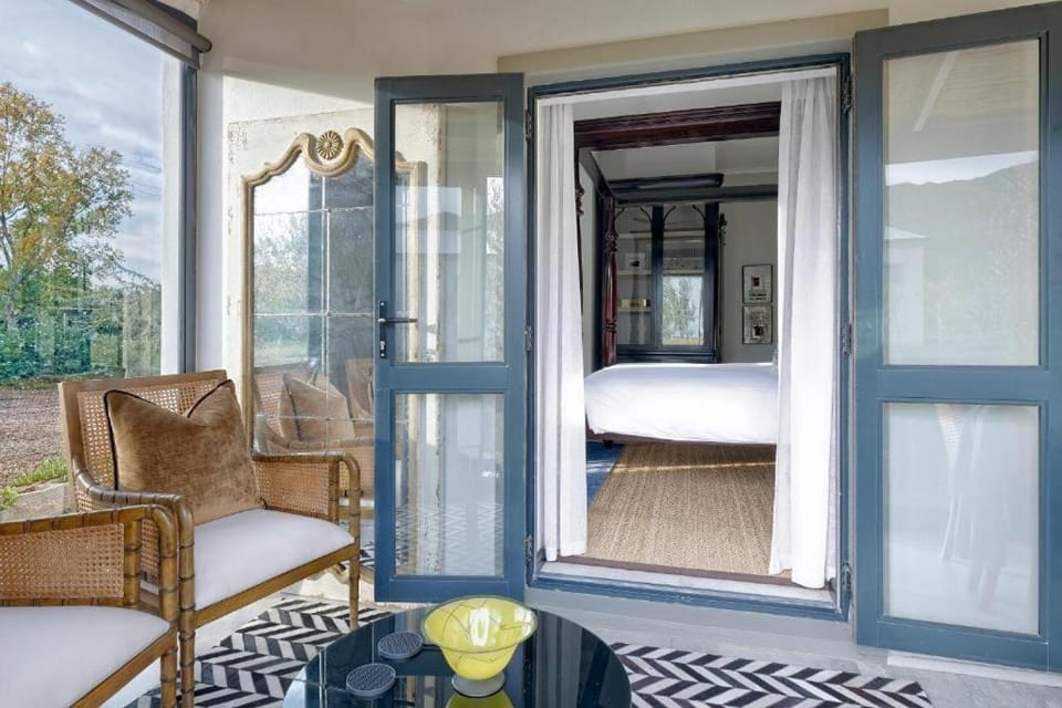 Photo of the whole room, Seating area