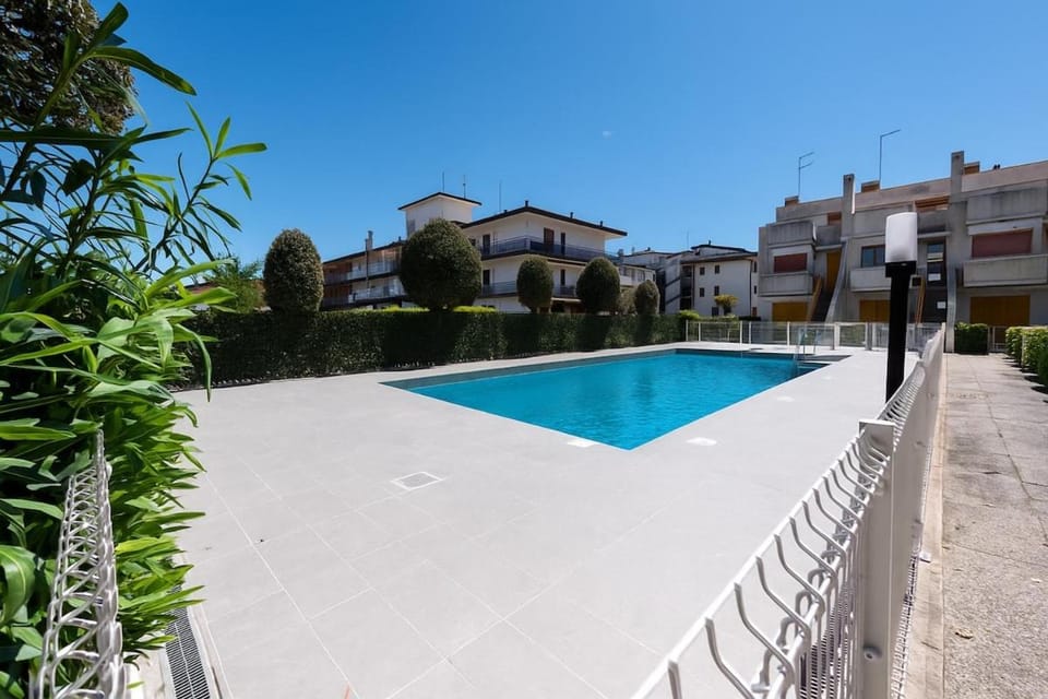 Property building, Day, Pool view, Swimming pool, sunbed