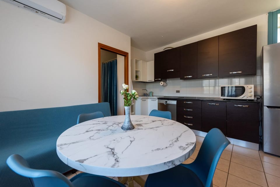 Kitchen or kitchenette, Living room, Seating area, Dining area, oven, pet friendly, stove