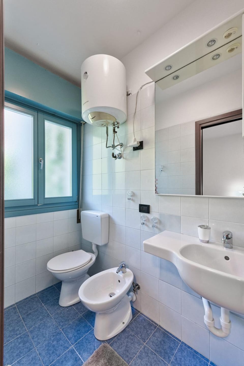 Shower, Toilet, Bathroom, Bath, bidet, towels
