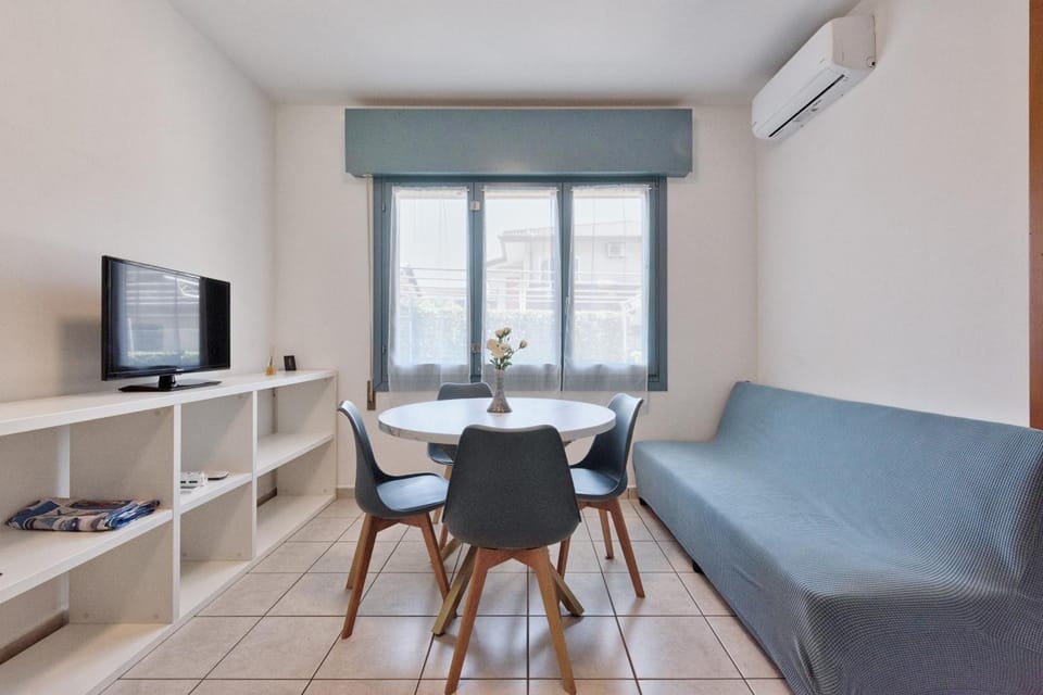 TV and multimedia, Living room, Seating area, Dining area, Evening entertainment, air conditioner