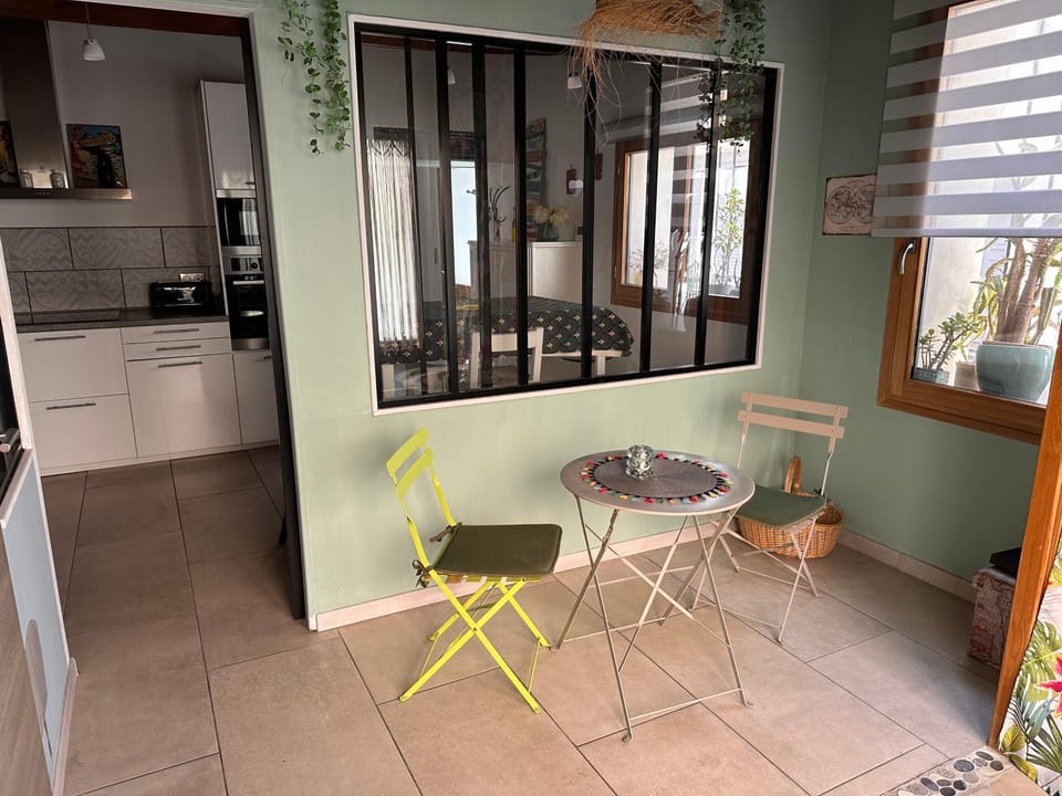 Kitchen or kitchenette, Dining area