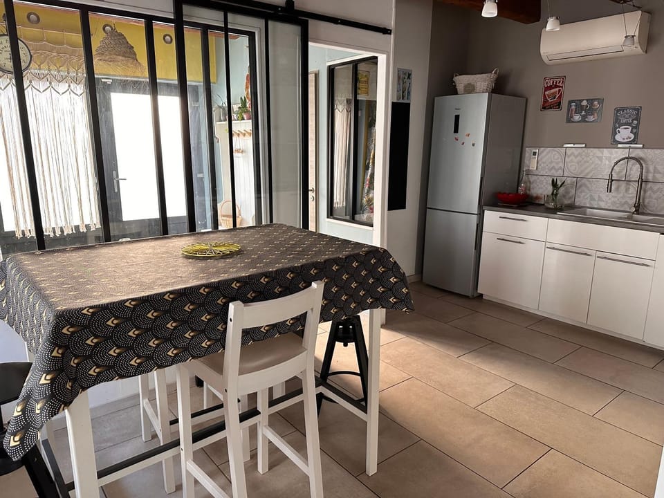 Kitchen or kitchenette, Dining area