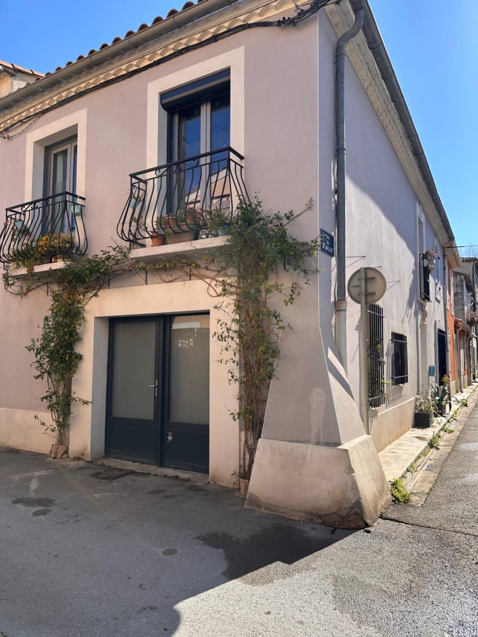 Property building, Neighbourhood