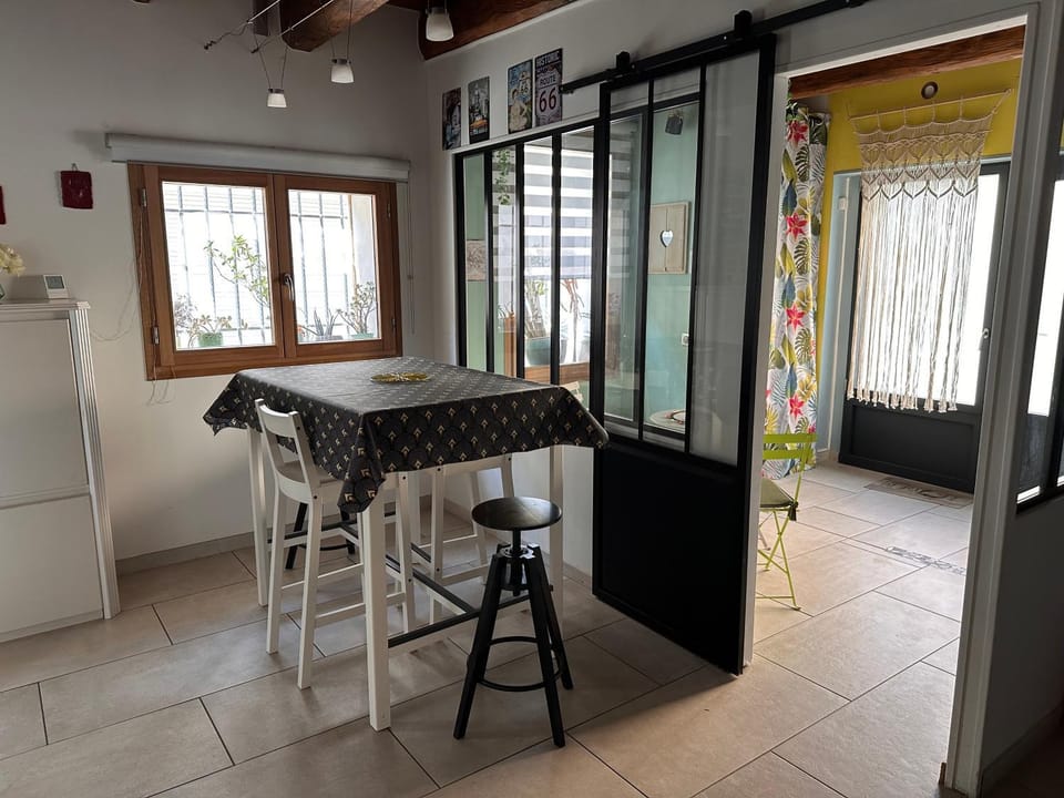 Kitchen or kitchenette, Dining area