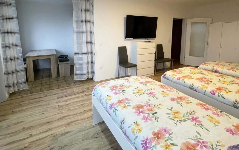 Bed, TV and multimedia, Photo of the whole room, Evening entertainment, Bedroom, wardrobe
