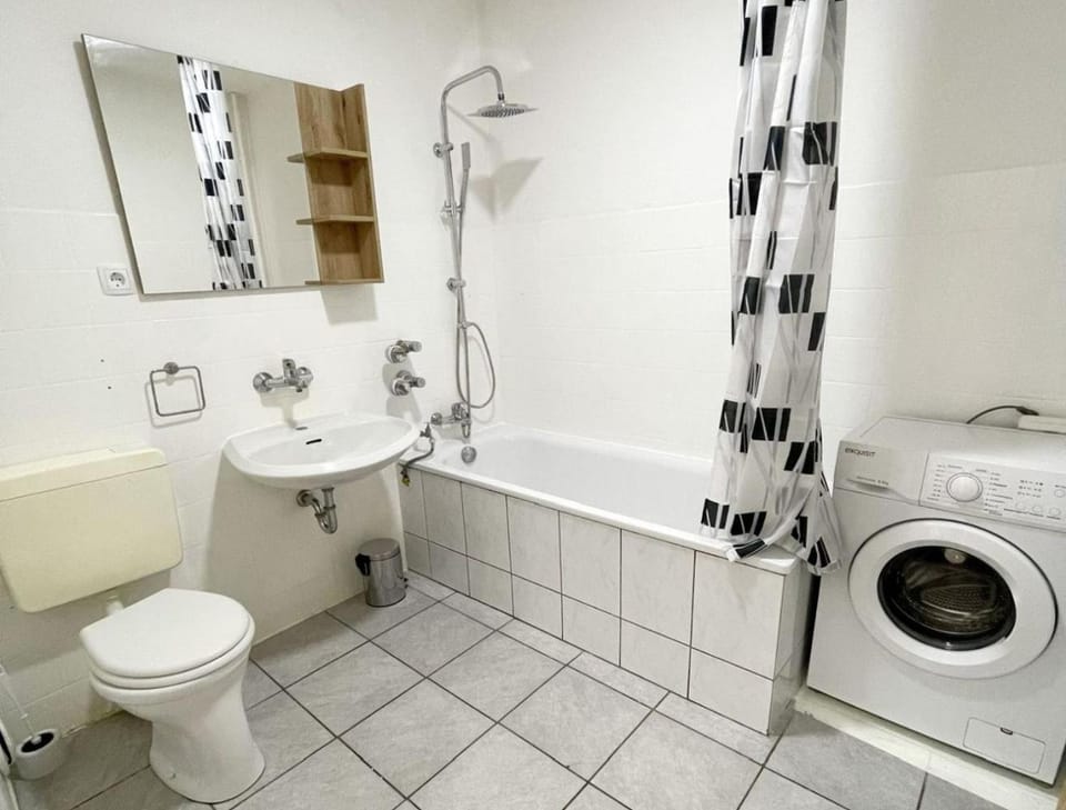 Shower, Toilet, Bathroom, Bath, towels, washing machine