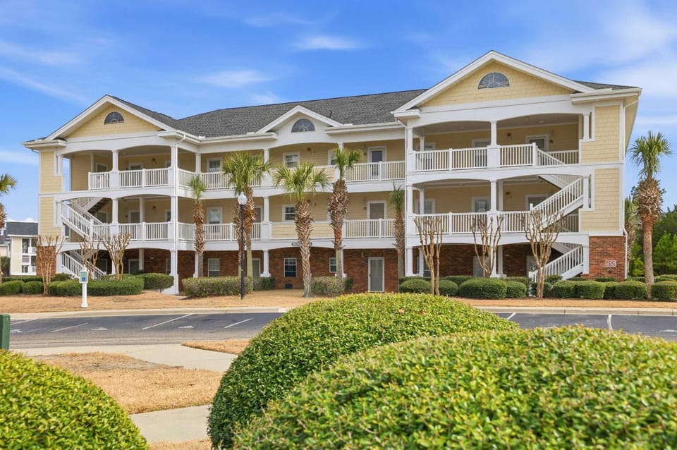 Sandy Tee Resort Suite w Giant Pool Oasis House in North Myrtle Beach