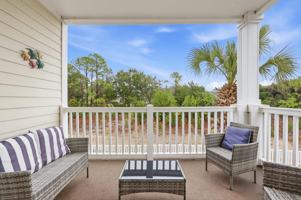 Sandy Tee Resort Suite w Giant Pool Oasis House in North Myrtle Beach