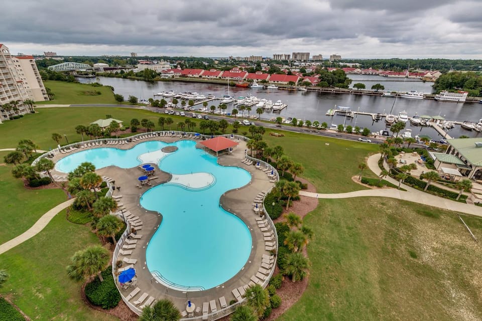 Sandy Tee Resort Suite w Giant Pool Oasis House in North Myrtle Beach