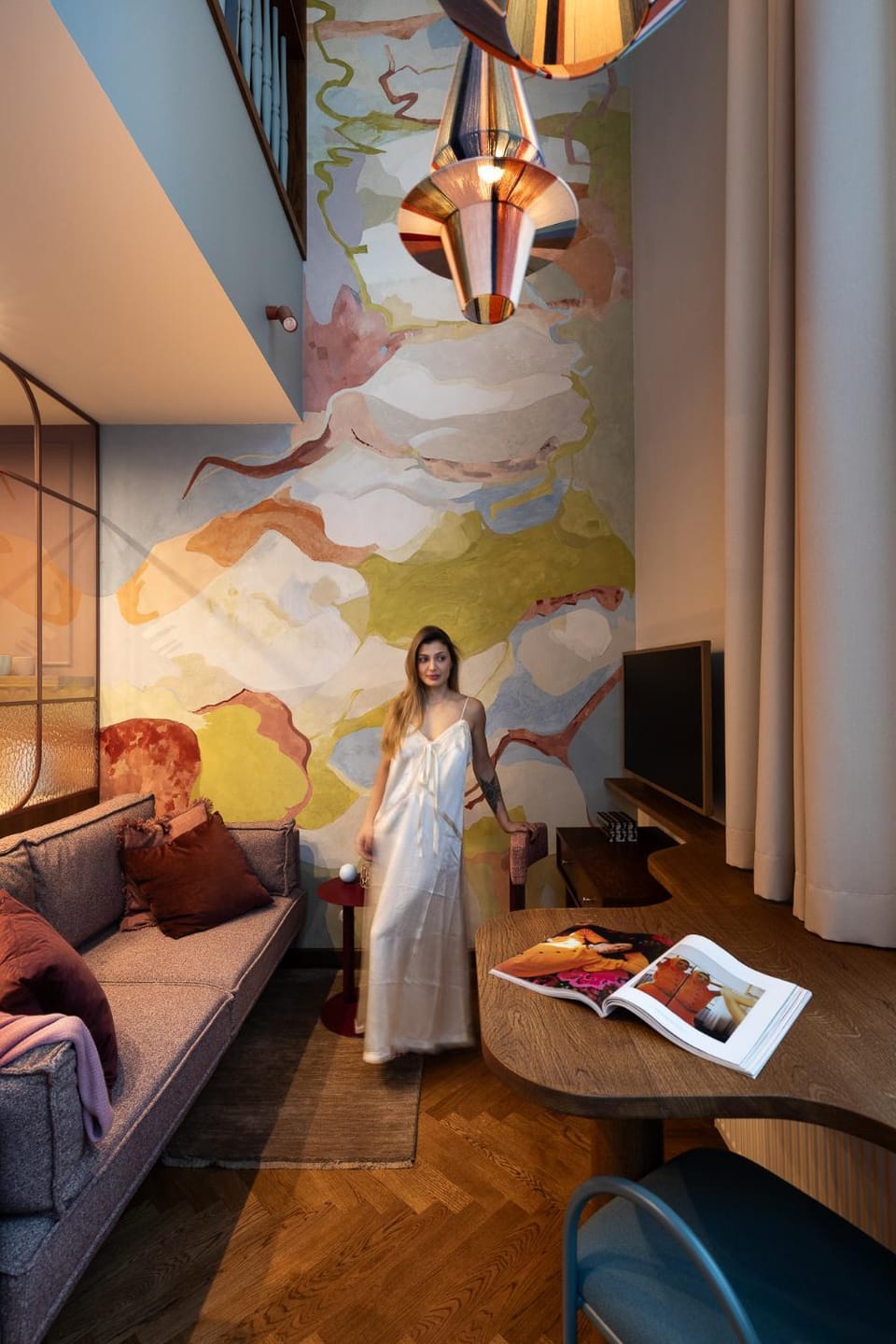 Bed, People, TV and multimedia, Living room, Photo of the whole room, Seating area, Guests, group of guests