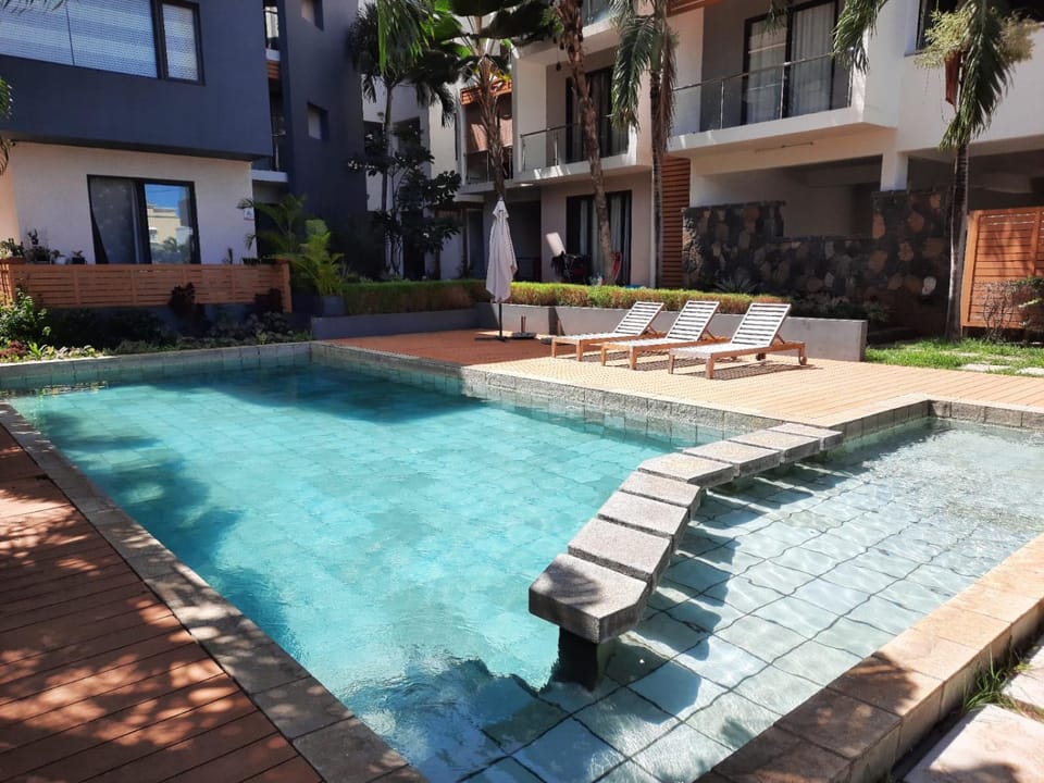 Swimming pool, sunbed