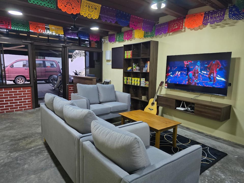 Communal lounge/ TV room, Game Room, TV and multimedia, Living room, Seating area