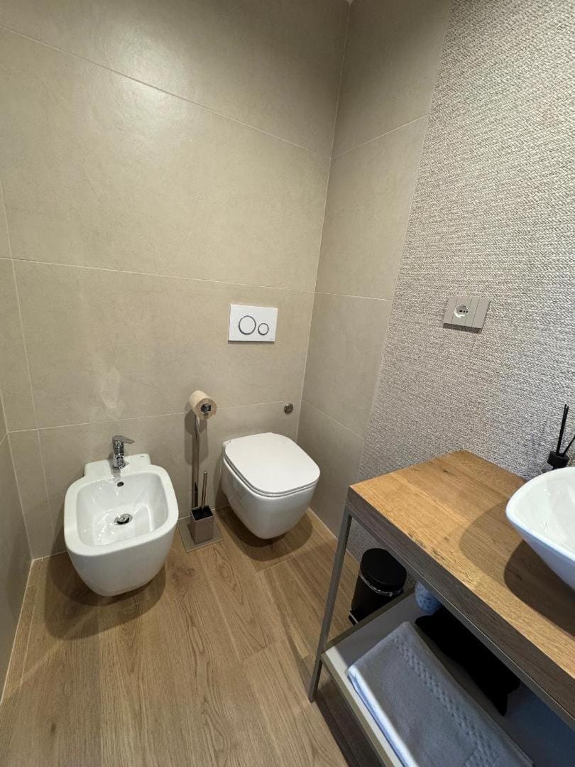 Toilet, bidet