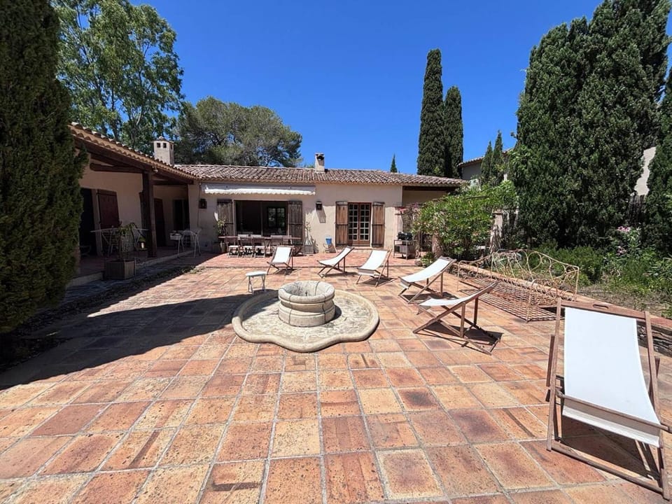 Villa spacieuse à deux pas du centre du village et de la mer House in Hyères
