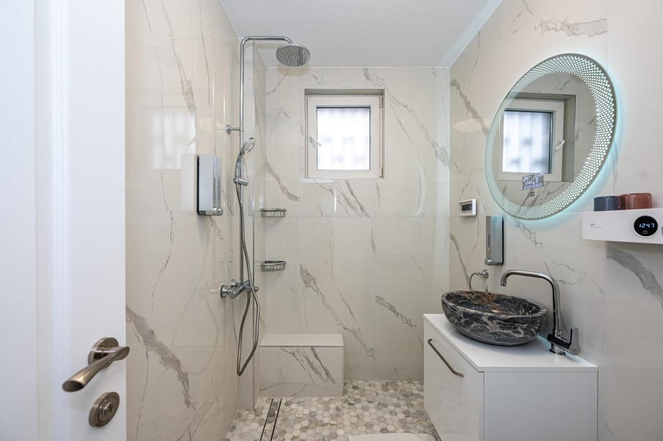 Shower, Toilet, Bathroom, towels