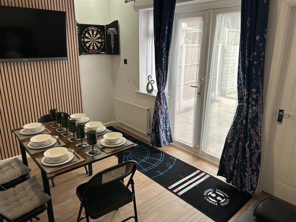 Darts, Living room, Dining area