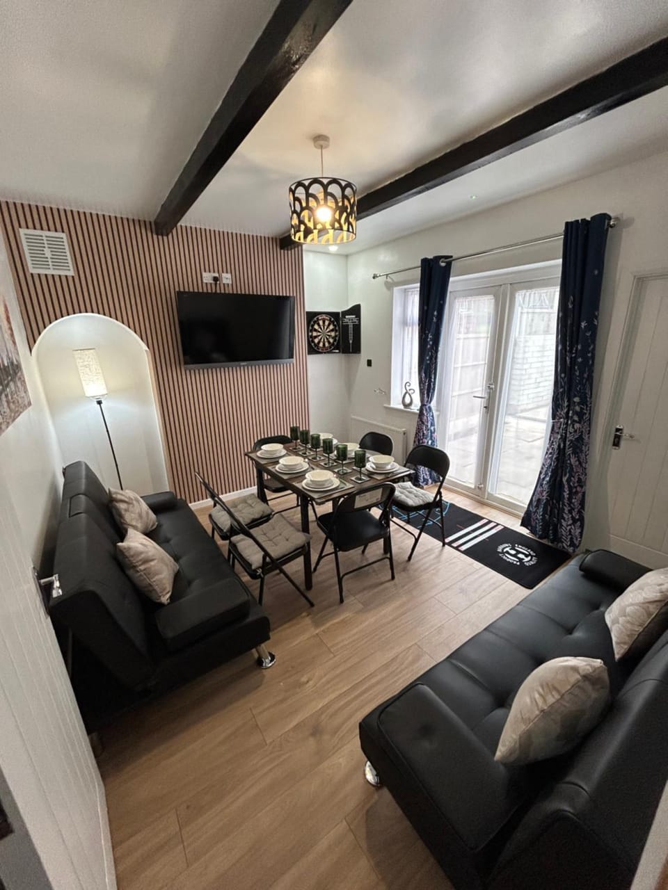 Communal lounge/ TV room, TV and multimedia, Living room, Seating area, Evening entertainment
