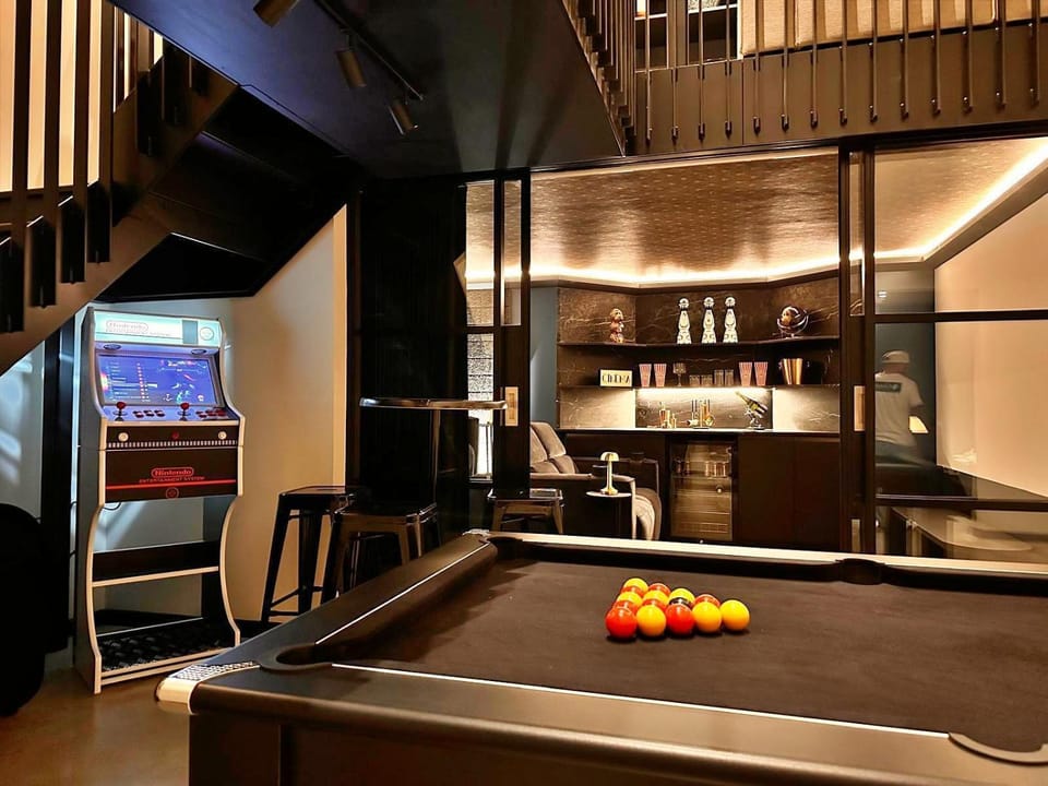 Billiard, Game Room