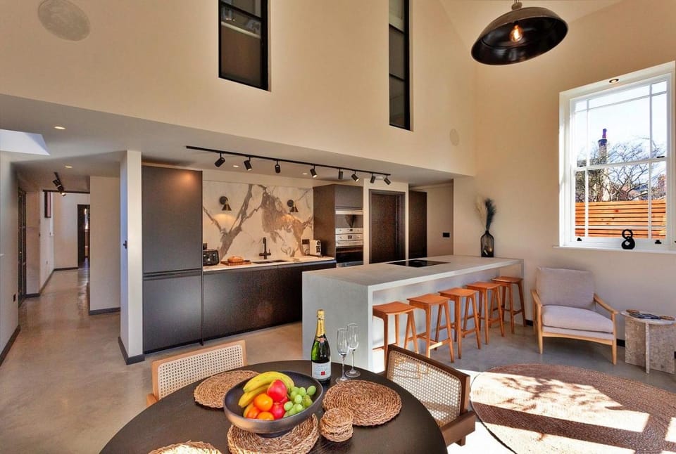 Kitchen or kitchenette, Seating area, Dining area, oven, pet friendly