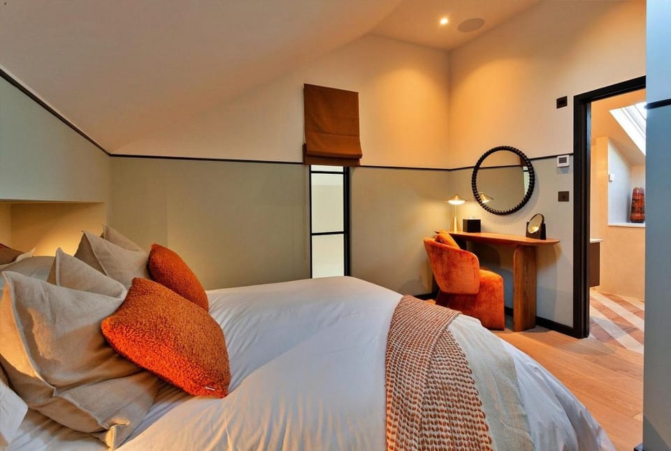 Bed, Photo of the whole room, Seating area, Bedroom