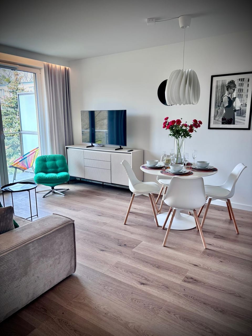 TV and multimedia, Living room, Seating area, Dining area