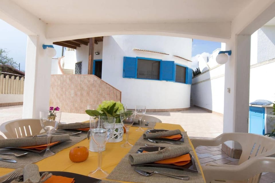 Living room, Food and drinks, Seating area, Dining area, Food