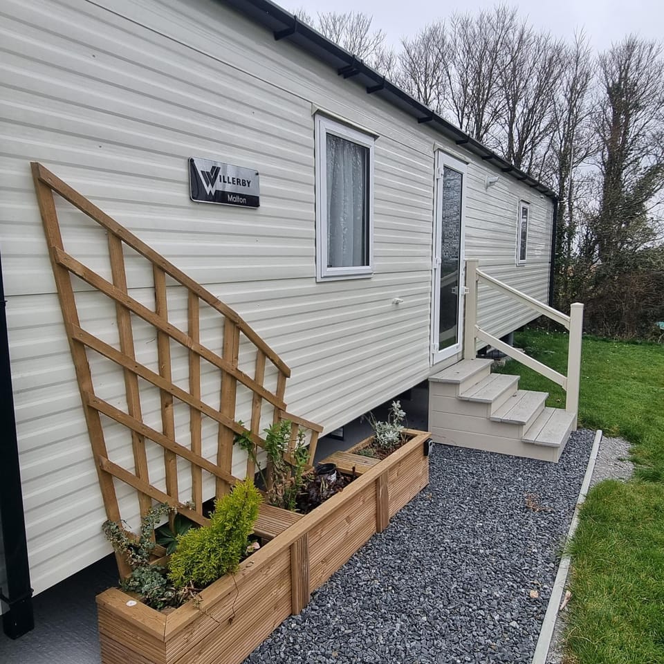 7 Bays 6 Berth Willerby Molton Caravan Campground/ 
RV Resort in England