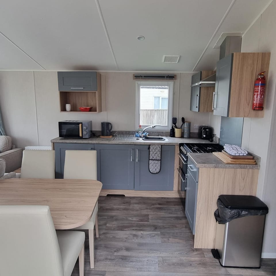 7 Bays 6 Berth Willerby Molton Caravan Campground/ 
RV Resort in England