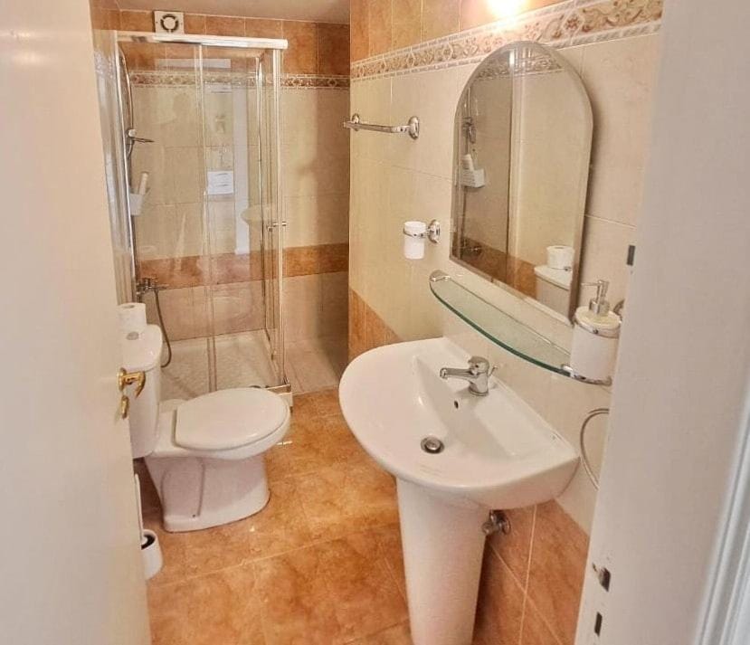 Shower, Toilet