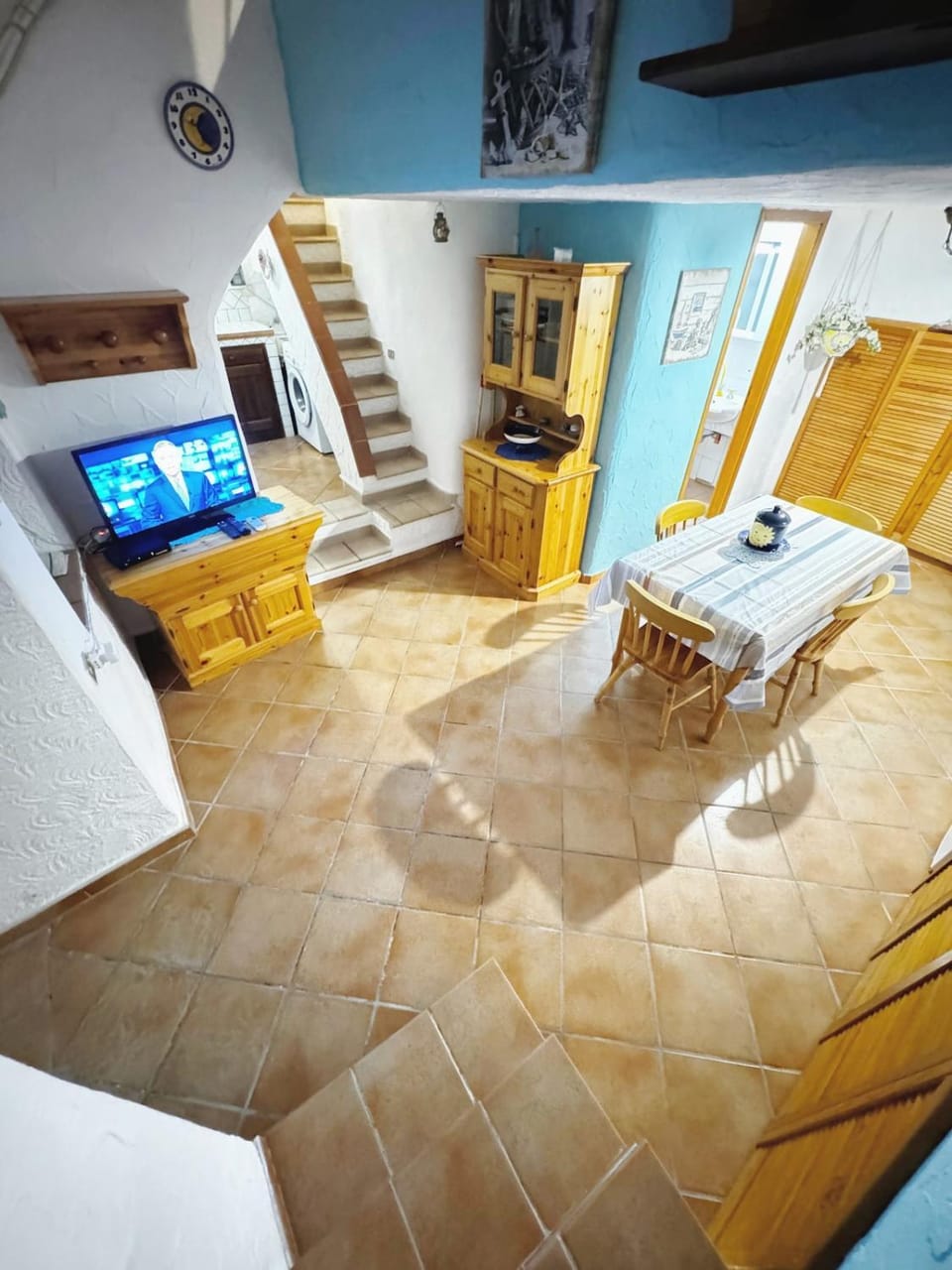 TV and multimedia, Living room, Seating area, Dining area