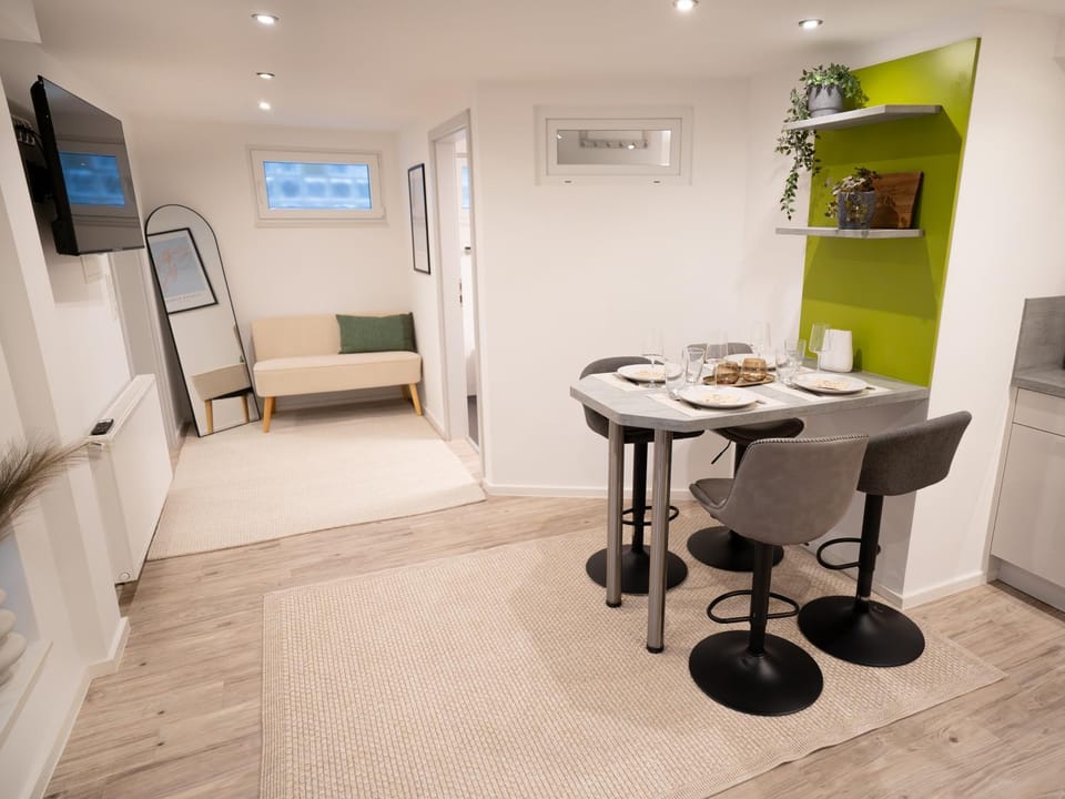 TV and multimedia, Living room, Seating area, Dining area