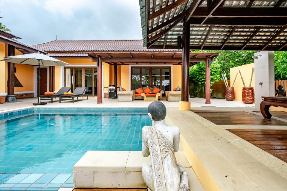 Property building, Patio, Day, Pool view, Swimming pool, sunbed