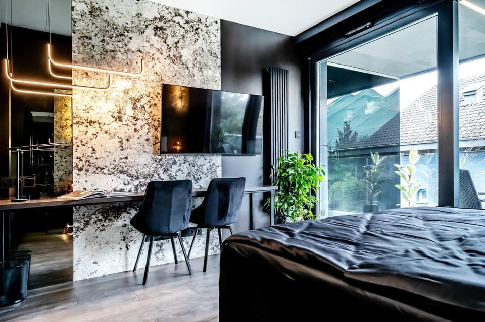 TV and multimedia, Living room, Photo of the whole room, Seating area, Bedroom
