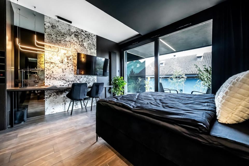 Bed, TV and multimedia, Living room, Photo of the whole room, Bedroom