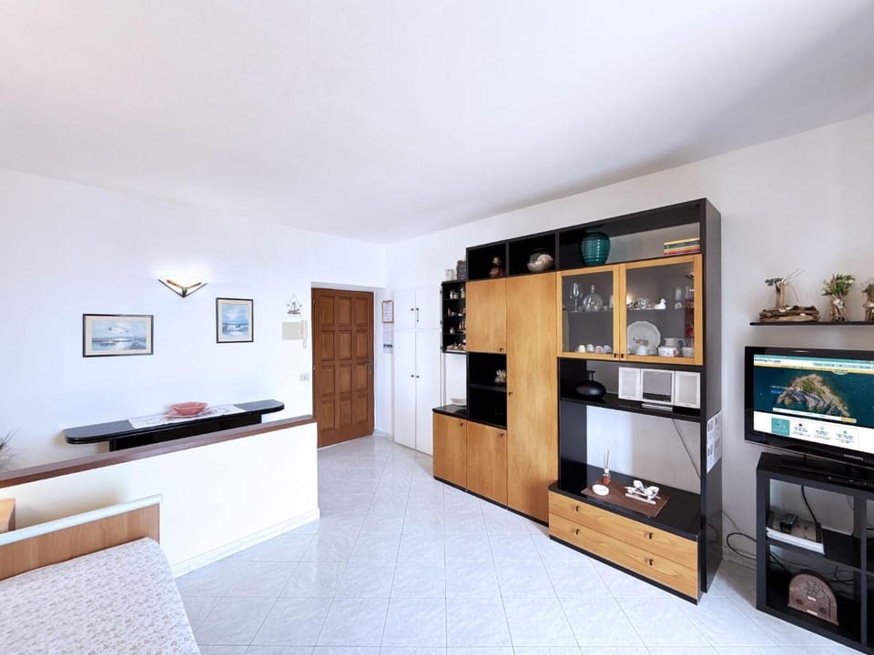 Communal lounge/ TV room, TV and multimedia, Living room, wardrobe