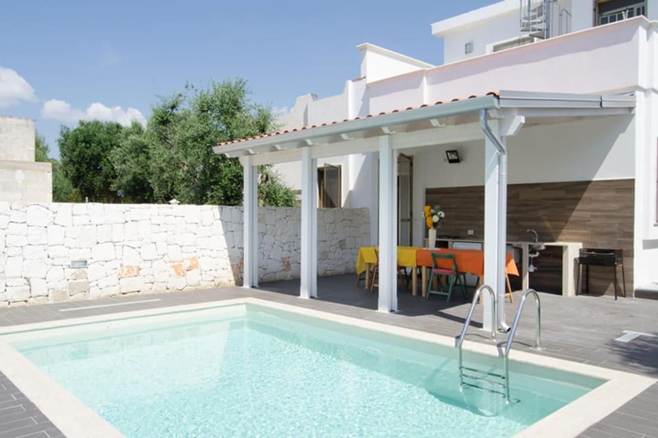 Property building, Patio, Day, Dining area, Pool view, Swimming pool, sunbed