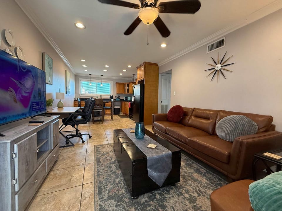 TV and multimedia, Living room, Photo of the whole room, Seating area, Evening entertainment, air conditioner