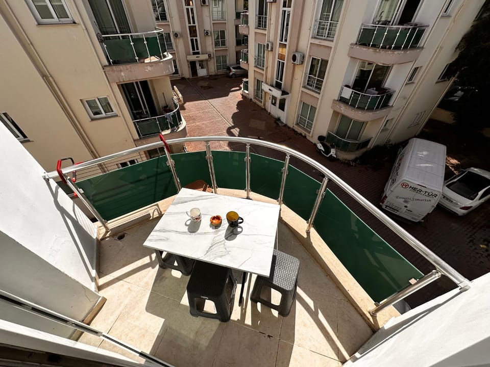 Patio, Day, Dining area