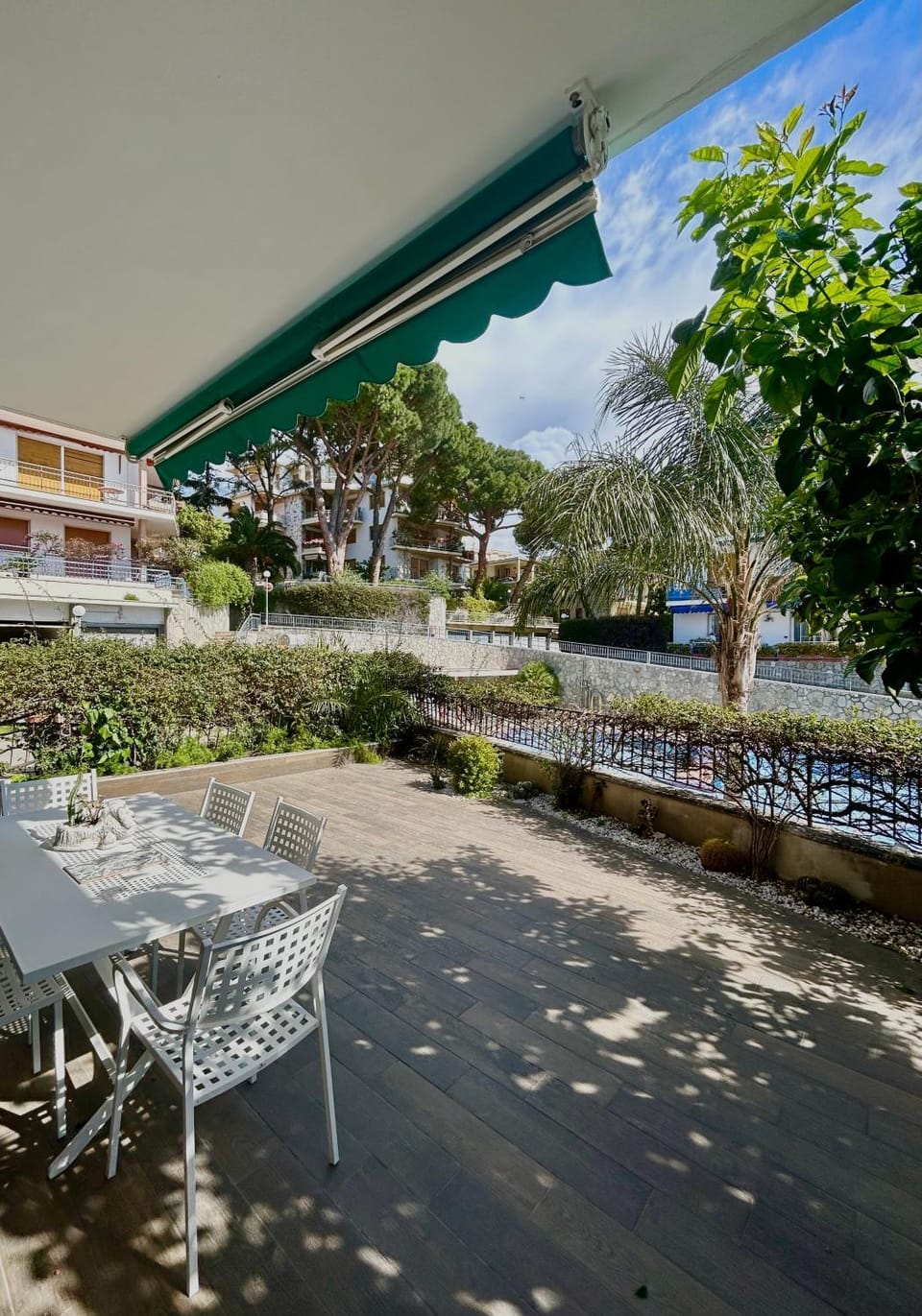 Property building, Balcony/Terrace, Living room