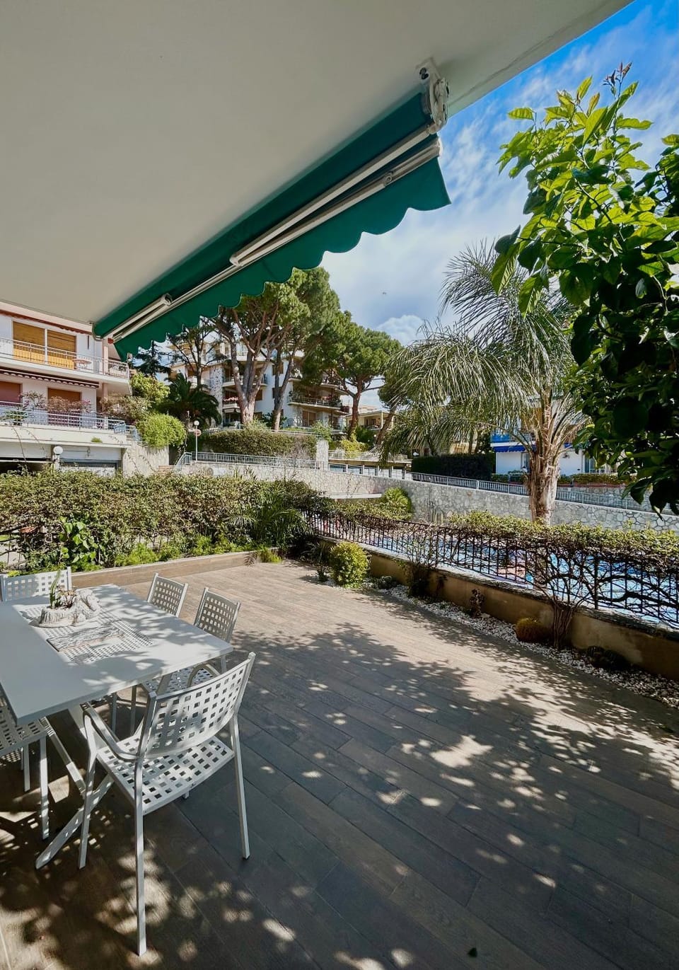 Property building, Balcony/Terrace, Living room