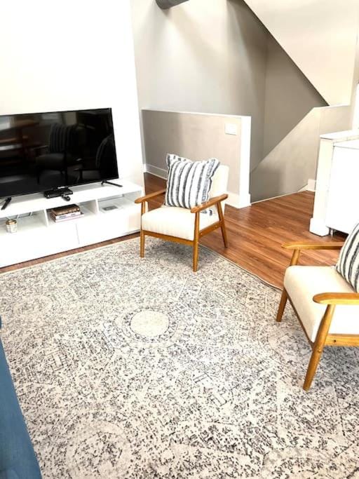 Beautiful Unit CHI in Prime River North - top floor Apartment in Chicago