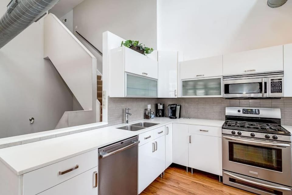 Beautiful Unit CHI in Prime River North - top floor Apartment in Chicago