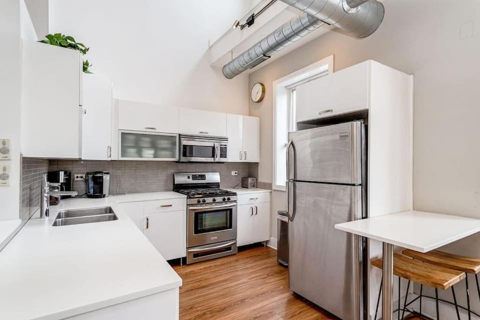 Beautiful Unit CHI in Prime River North - top floor Apartment in Chicago