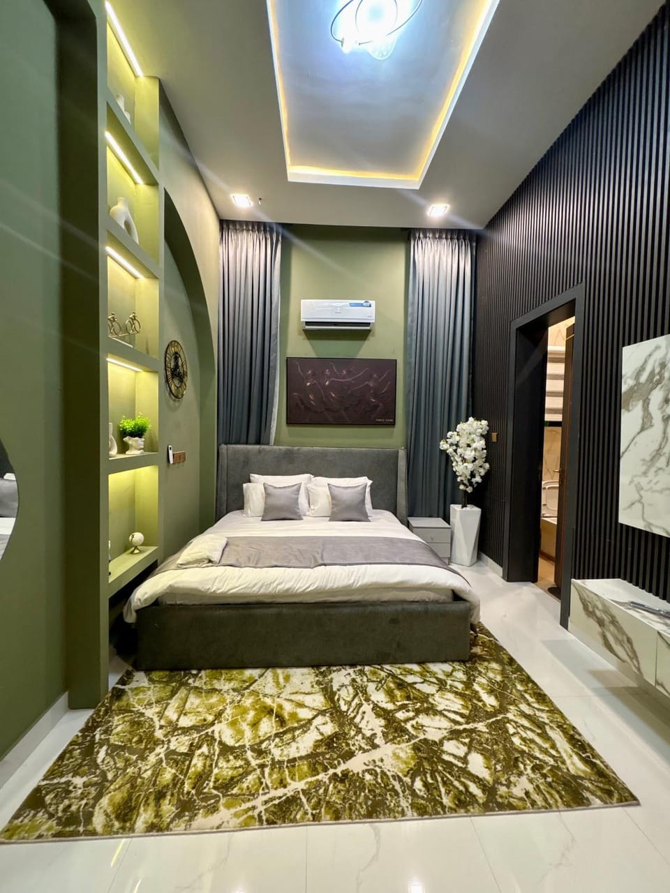 Bed, Photo of the whole room, Bedroom, towels