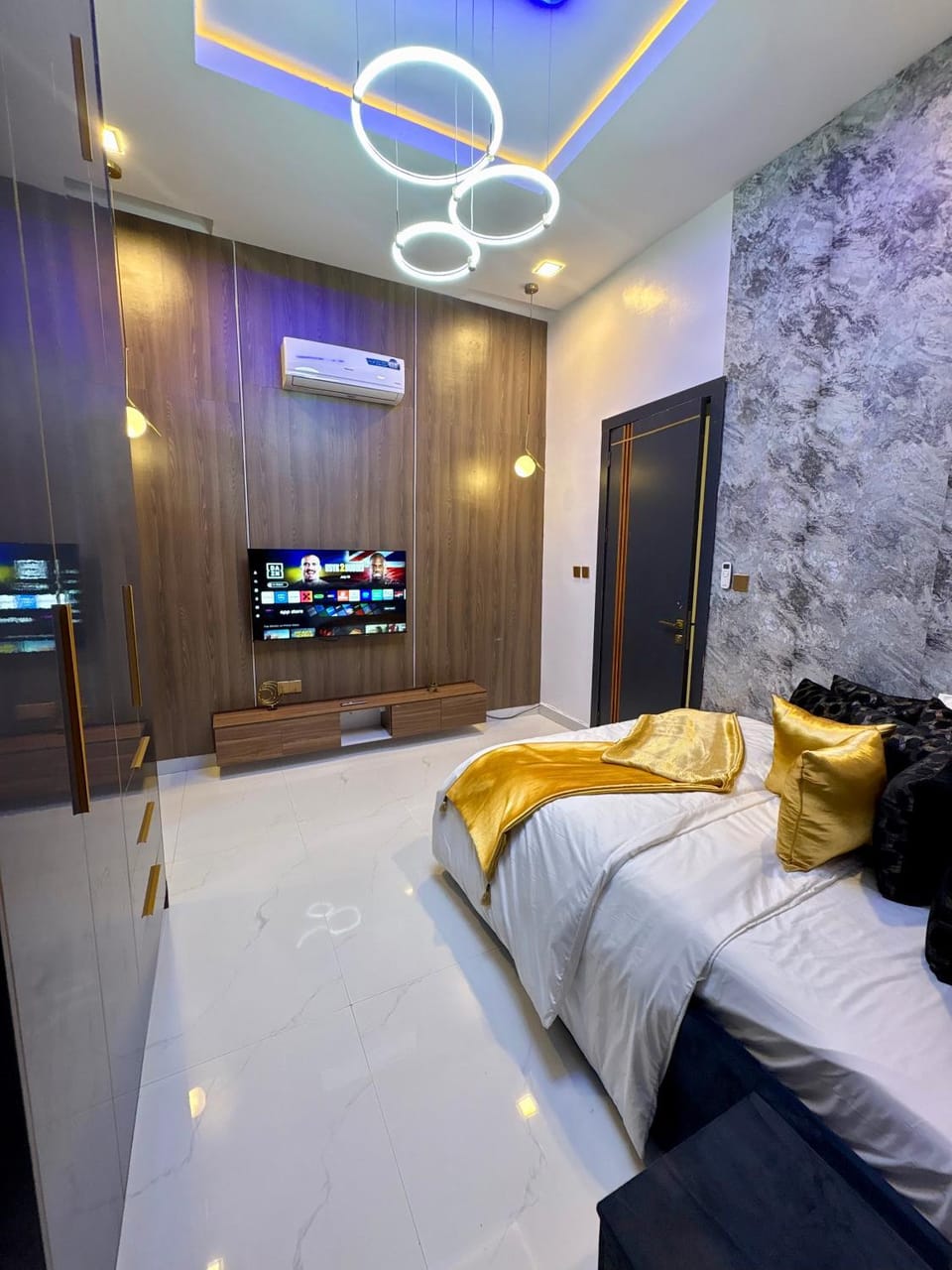 Communal lounge/ TV room, Bed, TV and multimedia, Photo of the whole room, Evening entertainment, Bedroom
