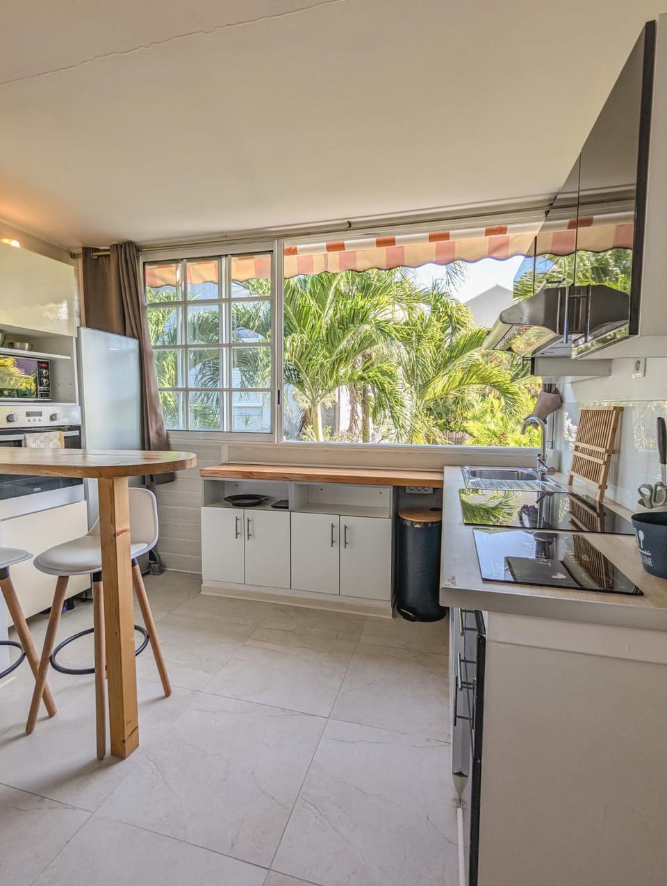 Kitchen or kitchenette, Lounge or bar, Dining area, dishwasher, microwave, minibar, oven, stove, kitchen