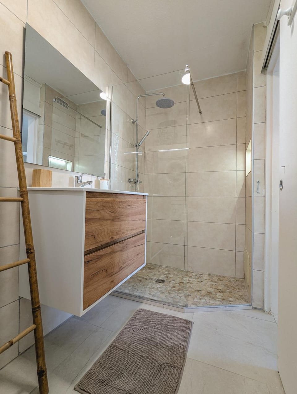 Shower, Toilet, Bathroom, storage, towels