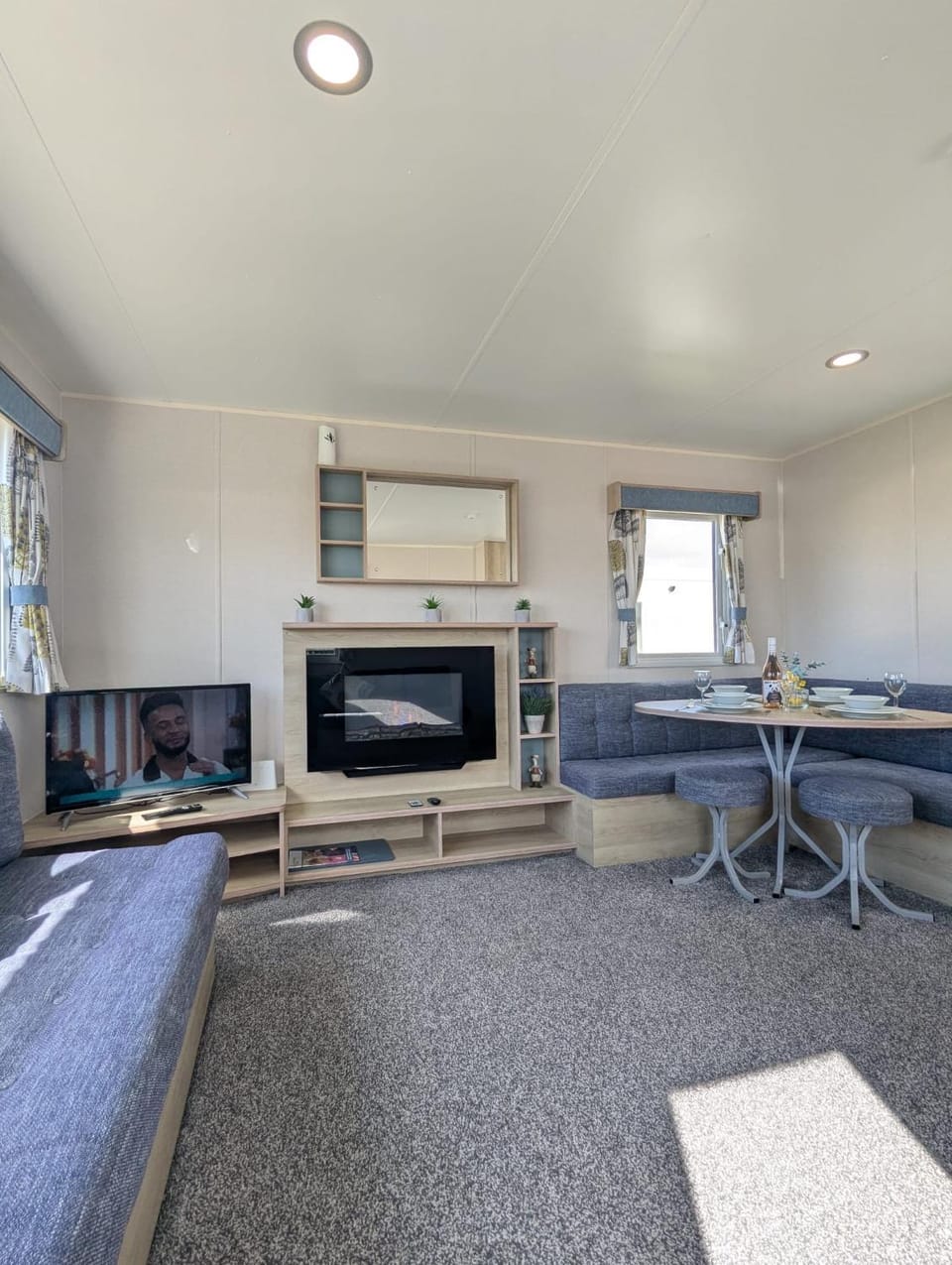 TV and multimedia, Living room, Seating area, Dining area